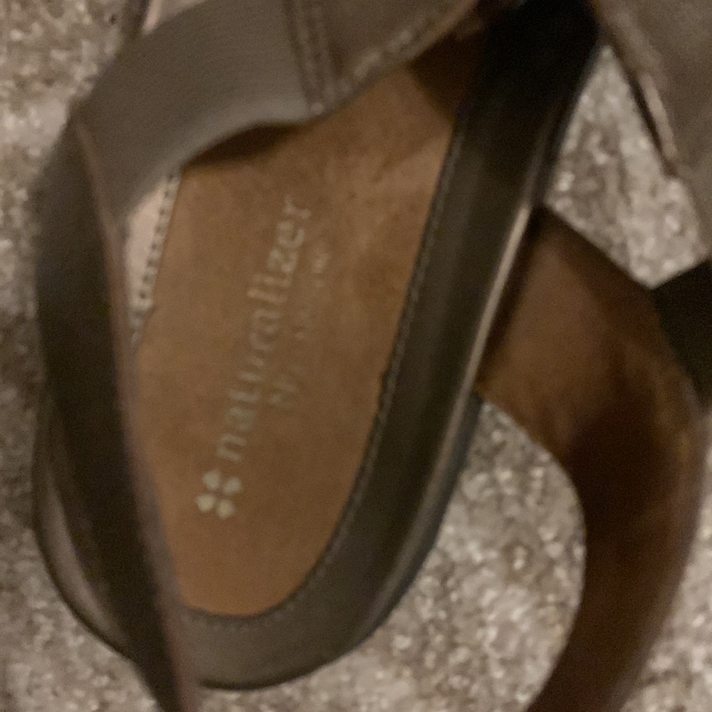 Ladies gold Naturalizer leather sandals, size 10& 1/2. - Picture 3 of 3